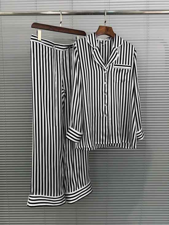 Olivia von Halle Other - NWOT Olivia von Halle Women's Satin Silk Pajama Set in Stripes, Size S